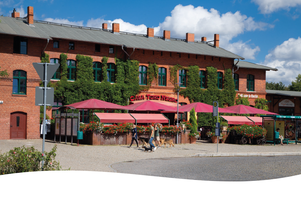 Dallgows Bahnhof heute: Heute befinden sich in der Bahnhofpassage Gastronomie, Wohnungen, Geschäfte und die Gemeindebibliothek.