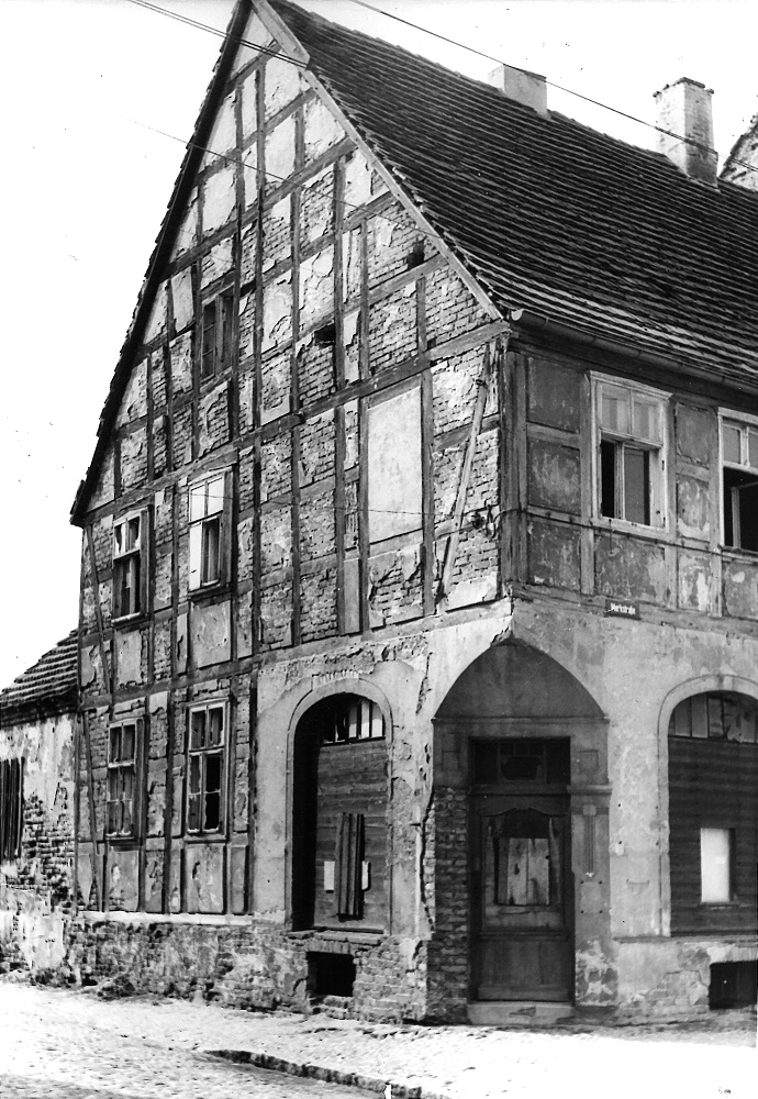 Die Bewohner des Wohn- und Gewerbehaus am Markt in Friesack sicherten sich ihren Lebensunterhalt mittels einer Schmiede und zugehöriger Landwirtschaft. Die Schwarz-Weiß-Aufnahme wurde von Günter Kirchert zur Verfügung gestellt.