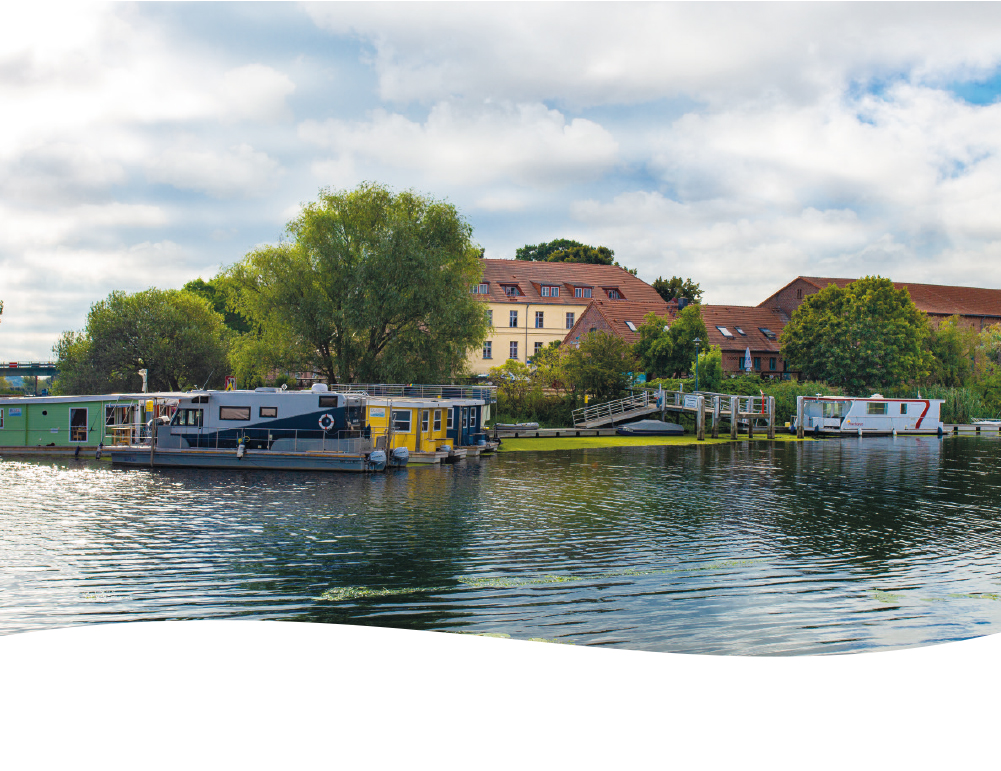 Der Gutskomplex in Milow beherbergt verschiedene Einrichtungen. Senioren wohnen hier im Idyllischen, eine Gaststätte lädt zum genussvollen Speisen ein, die Gemeindebibliothek, ein Gemeinderaum und Wohnraum sind vorhanden, das Naturparkzentrum mit einer Ausstellung sowie eine Steganalge laden Touristen ein.