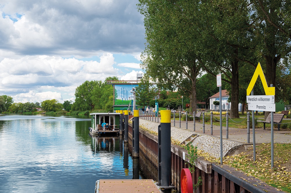 Wo einst Schiffe für die Industriestätten Premnitz be- und entladen wurden, erholen sich die Premnitzer im Grünstreifen an der Havel. Von der Plattform auf dem mit Bildern gestalteten Pumpenhäuschen kann die Aussicht über die Havelwiesen bis nach Milow genossen werden.