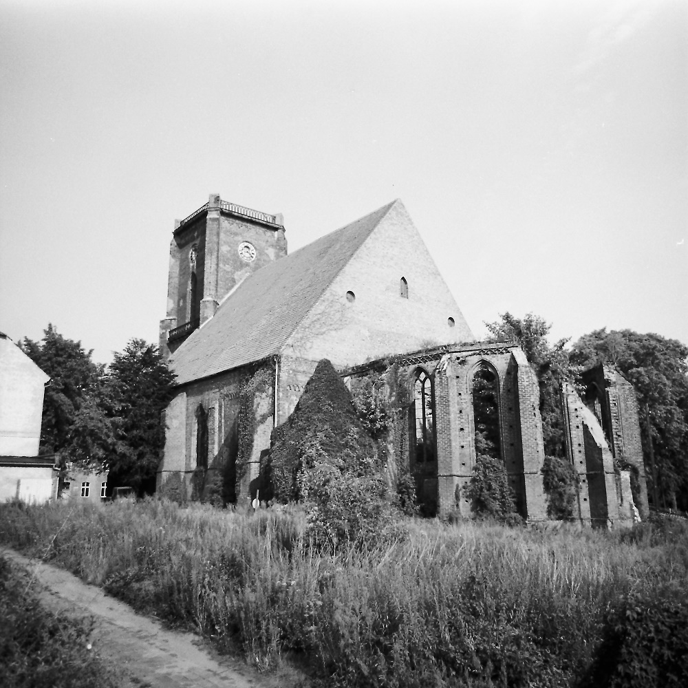 Auf der Aufnahme, zur Verfügung gestellt von der Stadt Rathenow, ist die Sankt-Marien-Andreas-Kirche zu sehen. Der Turm ist nach dem Zweiten Weltkrieg eingestürzt, der Chor dem Verfall preis gegeben.