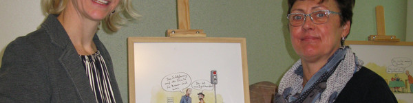 Christina Höffler und Kristina Haupt stehen vor einem der ausgestellten Werke.