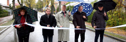 Landrat Dr. Burkhard Schröder (Mi.), Bauunternehmer Ingo Friese (2.v.li.) und Bürgermeister Erhard Hesse (2.v.re.) gaben die fertig gestellte HVL 12 in Paulinenaue für den Straßenverkehr frei.