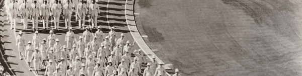 Die deutsche Olympiamannschaft geht auf der Laufbahn des Olympiastadions.