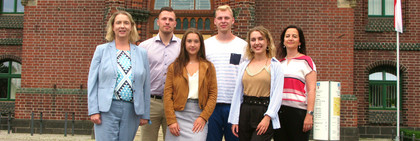 Dezernentin Elke Nermerich und Sachbearbeiterin Susanne Klaus begrüßten die neuen Auszubildenden in Rathenow.