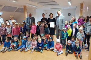 Jugendministerin Britta Ernst und Landrat Roger Lewandowski mit den Kindern der Katholischen Kita in Rathenow