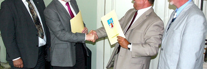 Dr. Henning Kellner, Dr. Burkhard Schröder, Jörg Grigoleit und Dr. Frank Heinrich bei der Unterzeichnung des Vertrages zur Durchführung des Rettungsdienstes im Havelland.
