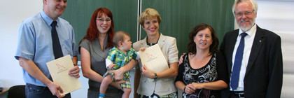 Übergabe der Fördermittelbescheide im Oberstufenzentrum (OSZ) Havelland an die Rathenower Kita "Kindermund" und die Wustermarker Kita "Sonnenschein" v.L.: Wustermarks Bürgermeister Holger Schreiber, Veronika Mattetat, Vorsitzende des Fördervereins der Kita "Kindermund" mit Kind, Ministerin Münch, Julia Walter, Leiterin der Kita "Kindermund", und Landrat Dr. Schröder.