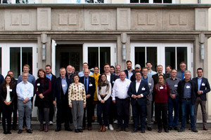 Klick öffnet Text, eine Gruppe von mehr als 30 Menschen vor einem Gebäude