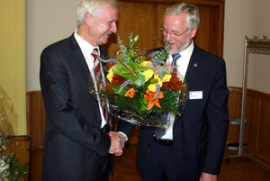Zu den ersten Gratulanten, die Dr. Burkhard Schröder (re.) zu seiner Wiederwahl gratulierten, gehörte der Kreistagsabgeordnete und Generalsekretär der brandenburgischen CDU Dieter Dombrowski.