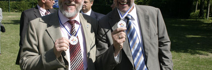 Für ihr sportliches Engagement (beim Tauziehen) erhielten Landrat Dr. Burkhard Schröder und Minister Holger Rupprecht die gleichen Medaillen wie die kleinen Sportler bei der Vorschul-Olympiade
