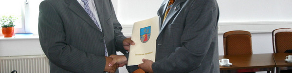 Roger Lewandowski (re.), Erster Beigeordneter der Kreisverwaltung Havelland, überreicht dem Rathenower Bürgermeister Ronald Seeger die Förderbescheide aus dem Schulkleininvestitionsprogramm.