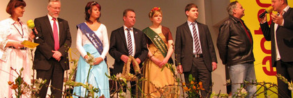 Kurz vor der Übergabe der Erntekrone auf der Antenne Brandenburg-Bühne v.l.: Moderatorin Marina Ringel, Landrat Dr. Burkhard Schröder, Ketziner Fischerkönigin Jennifer Kiesewalter, Ketziner Bürgermeister Bernd Lück, 2. Havelländer Erntekönigen Mandy Hinze, Friesacks Amtsdirektor Christian Pust, Geschäftsführer des MAFZ-Erlebnispark-Paaren, Gerhard Weiß, und Moderator Carsten Gohlke.