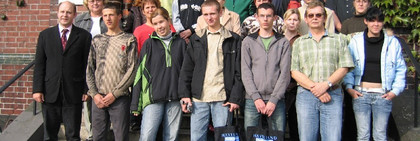 Elke Ball, LEB-Chefin, Roger Lewandowski, Erster Beigeordneter im Landkreis (l.) und die deutsch-polnische Azubigruppe vor dem Kreishaus in Rathenow