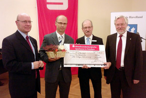 Landrat Dr. Burkhard Schröder, Jürgen Tschirch von der MBS, HZD-Geschäftsführer Andreas Hüttl und Wirtschaftsdezernent Andreas Ernst (v.re.)