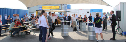 In einer sommerlichen Zusammenkunft tauschten sich die Engagierten des Innovationsbündnisses im Betriebshafen von Colossus Logistics in Wustermark aus.