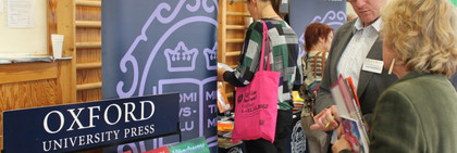 Beratungsgespräch während des Sprachentages in der VHS Havelland, Regionalstelle Falkensee