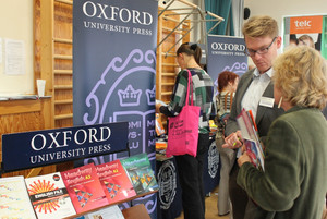 Beratungsgespräch während des Sprachentages in der VHS Havelland, Regionalstelle Falkensee