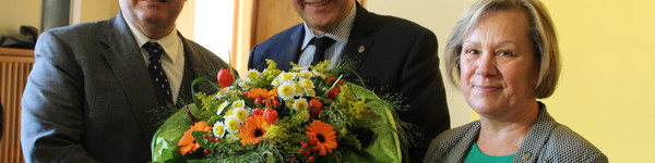 Landrat Roger Lewandowski und die Vorsitzende des Kreistages, Manuela Vollbrecht, waren die ersten Gratulanten. Foto: Landkreis