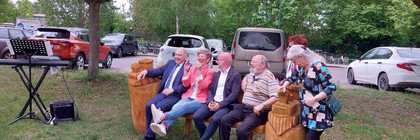 Klick öffnet Bildbetrachter; Personen auf einer Bank sitzend