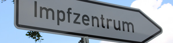 Ein Verkehrsschild mit der Aufschrift "Impfzentrum"