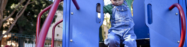 Ein Kind spielt auf einem Spielplatz.