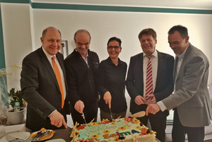 Landrat Roger Lewandowski, Heinz Golze (Vorsitzender des Kreisseniorenrates), Monika Rißmann (KWR), Hans-Jürgen Lemle (stellv. Bürgermeister der Stadt Rathenow) und Guido Panschuk (Geschäftsführer Diakonisches Werk Havelland) schnitten die Torte an.