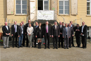 Vor dem Gutshaus Neukladow: Im Gutshaus fand die gemeinsame Dienstberatung der Verwaltungsleitungen des Landkreises Havelland und des Bezirkes Spandau statt