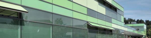 Das Bild zeigt die Front des Marie-Curie-Gymnasiums in Dallgow-Döberitz.