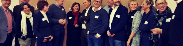 Einige der Teilnehmer mit den beiden Initiatoren Dr. Helga Breuniger und Landrat Roger Lewandowski vor der Havellandkarte, ©Landkreis Havelland