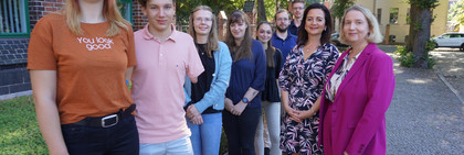 Klick öffnet Bildbetrachter , eine Gruppe von Männern und Frauen vor dem Kreishaus in Rathenow