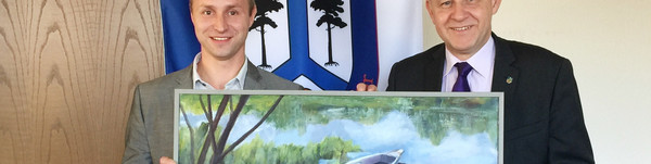 Landrat überreicht Felix Menzel ein Gemälde als Dauerleihgabe, ©Landkreis