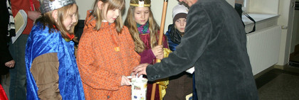 In Vertretung für Landrat Dr. Burkhard Schröder begrüßte der Beigeordnete Jürgen Goulbier die Sternsinger im Kreishaus Rathenow und leistete dabei auch eine Spende.