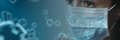 Eine Frau trägt einen Mundschutz.