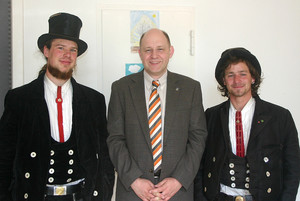 Roger Lewandowski begrüßte die Wandergesellen Charlie Weituschat (li.) und Dominic Felder (re.) in der Kreisverwaltung in Rathenow.
