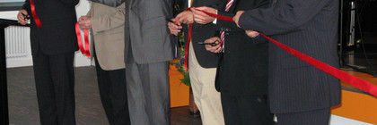 Beim Durchtrennen des Bandes v.r.: Eckhard Vierjahn, Leiter des OSZ Havelland, das Architektenteam Galandi und Schirmer, Minister Rupprecht, Landrat Dr. Schröder, Schuldezernent Roger Lewandowski.