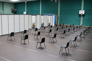 Blick in die Havellandhalle, wo leere Stuhlreihen vor den zukünftigen Impfkabinen stehen.