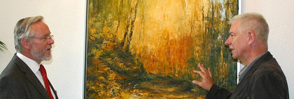 Michael Student (re.) zeigt <br /> Landrat Dr. Burkhard Schröder sein Werk