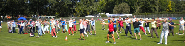 Die Teilnehmer beim ersten Seniorensportfest 2011 in Rathenow bei der Erwärmung (Foto: Kreissportbund).