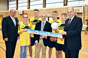 Landrat Roger Lewandowski, Bürgermeister der Stadt Nauen, Detlef Fleischmann und Schulleiter Eckhard Vierjahn (v.l.) mit Schülerinnen und Schülern des Oberstufenzentrums Nauen kurz vor dem Volleyballturnier