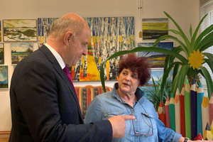 Zwei Personen stehen in einem Atelier und unterhalten sich - Klick öffnet Bildbetrachter