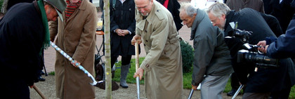 Landrat Dr. Burkhard Schröder, Werner Bader, der Kreistagsvorsitzender Jürgen Bigalke, Dr. Hans-Ulrich Bieler und Friedrich-Carl von Ribbeck, Nachfahre des berühmten "Herrn von Ribbeck" (v.re.) beim Pflanzen des letzten Birnbaums