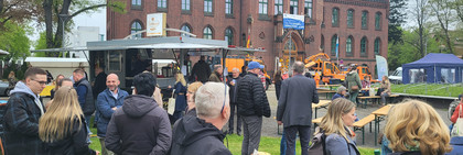 Blick auf das Kreishaus, im VOrdergrund stehen Besucher des Tages der offenen Verwaltung - Klick öffnet Bildbetrachter