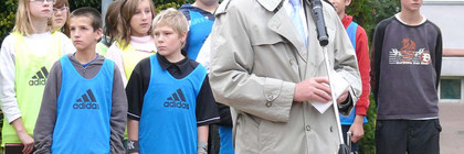 Landrat Dr. Burkhard Schröder und Mitglieder des Schulchores der Regenbogenschule