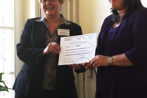 Die Geschäftsführerin des Netzwerkes Zukunft, Sigrid Günther, und Sandra Rosenberg von der Agentur für Arbeit überreichen den Preis in Höhe von 500 Euro für den Arbeitskreis Schule Wirtschaft Havelland.