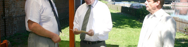 Andreas Ernst (Mitte) überreicht im Beisein des stellvertretenden Bürgermeister der Stadt Rathenow Hans-Jürgen Lemle (re.) den Förderbescheid an Klaus Sommerfeld, Vorsitzender des Rathenower Ruder Club Wiking.