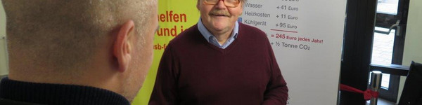Ein Stromsparhelfer bei der Beratung, © Jens Wegener