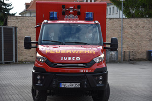 Landrat Roger Lewandowski und Nauens Bürgermeister Manuel Meger kamen mit dem Gerätewagen zur offiziellen Übergabe, ©Norbert Faltin