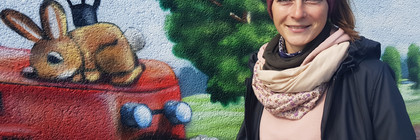 Lena Ullrich vor der Rhinower Kita „Knirpsenstadt“, in der sie derzeitig arbeitet, ©Landkreis Havelland