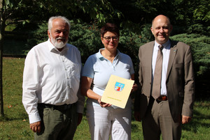 Landrat Roger Lewandowski (rechts) überbrachte Schulleiterin Kerstin Pollak von der Grundschule „Am Weinberg“ und Rathenows Bürgermeister Ronald Seeger einen Fördermittelbescheid in Höhe von 8.183 Euro.